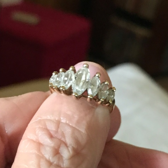 10k gold ring with cubic zirconia - Picture 2 of 5